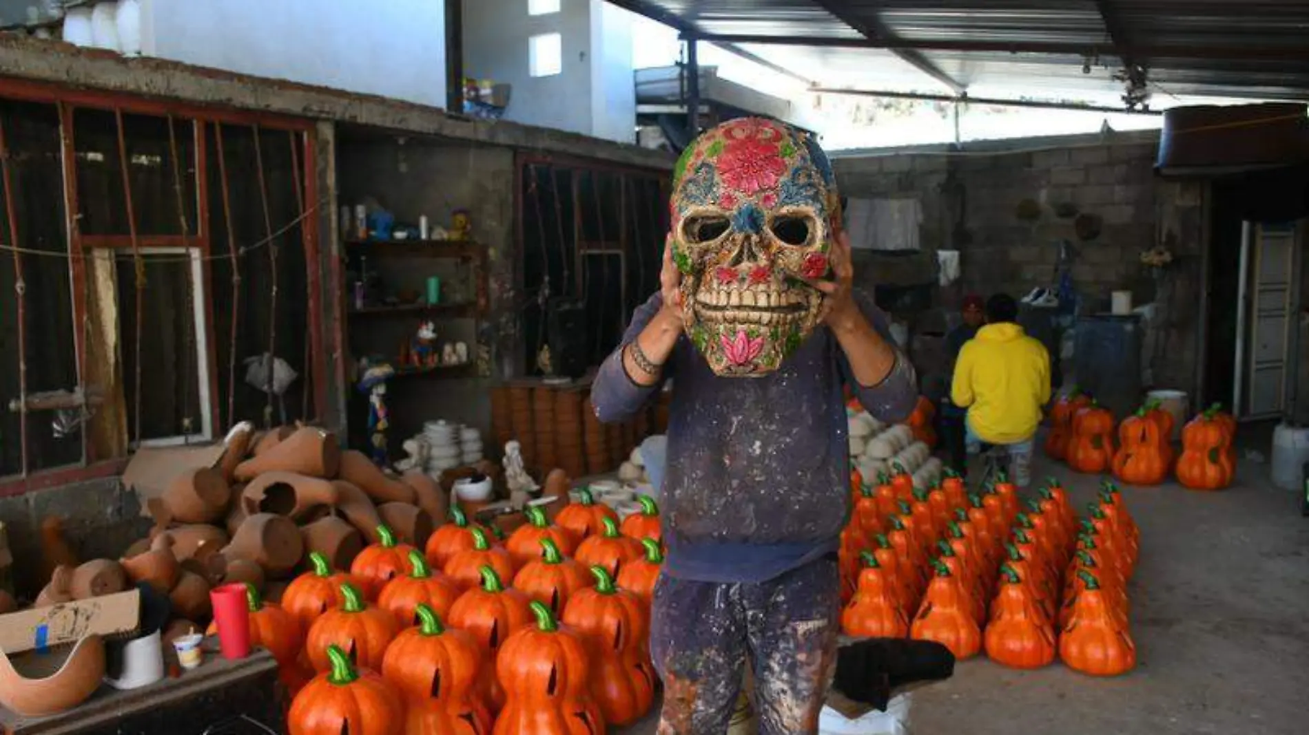 Las festividades de Todos Santos y Navidad son las temporadas más fuertes para los alfareros (2)